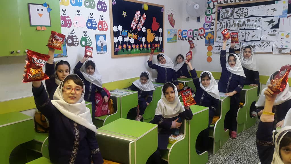 جهت ایجاد انگیزه نشانه ی (چ ) پوشیدن چادر ، آوردن چتر، چای ، چوب شورو برچسب توسط دانش آموزان پایه اول